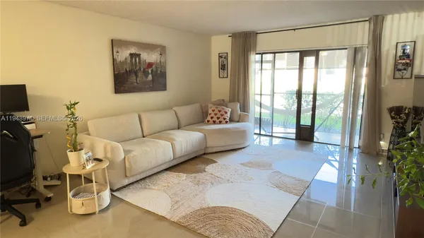 $370,000 | 410 Lakeview Drive, Unit 103, Weston, FL 33326