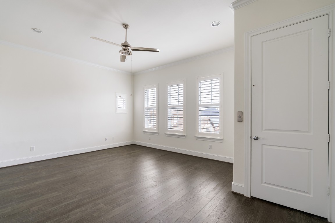 2613 Maxroy Street Houston, TX 77007 - Photo 19 of 42 The expansive primary suite offers recessed lighting, an overhead fan/light, & room for a separate seating area with flexible furniture placement.