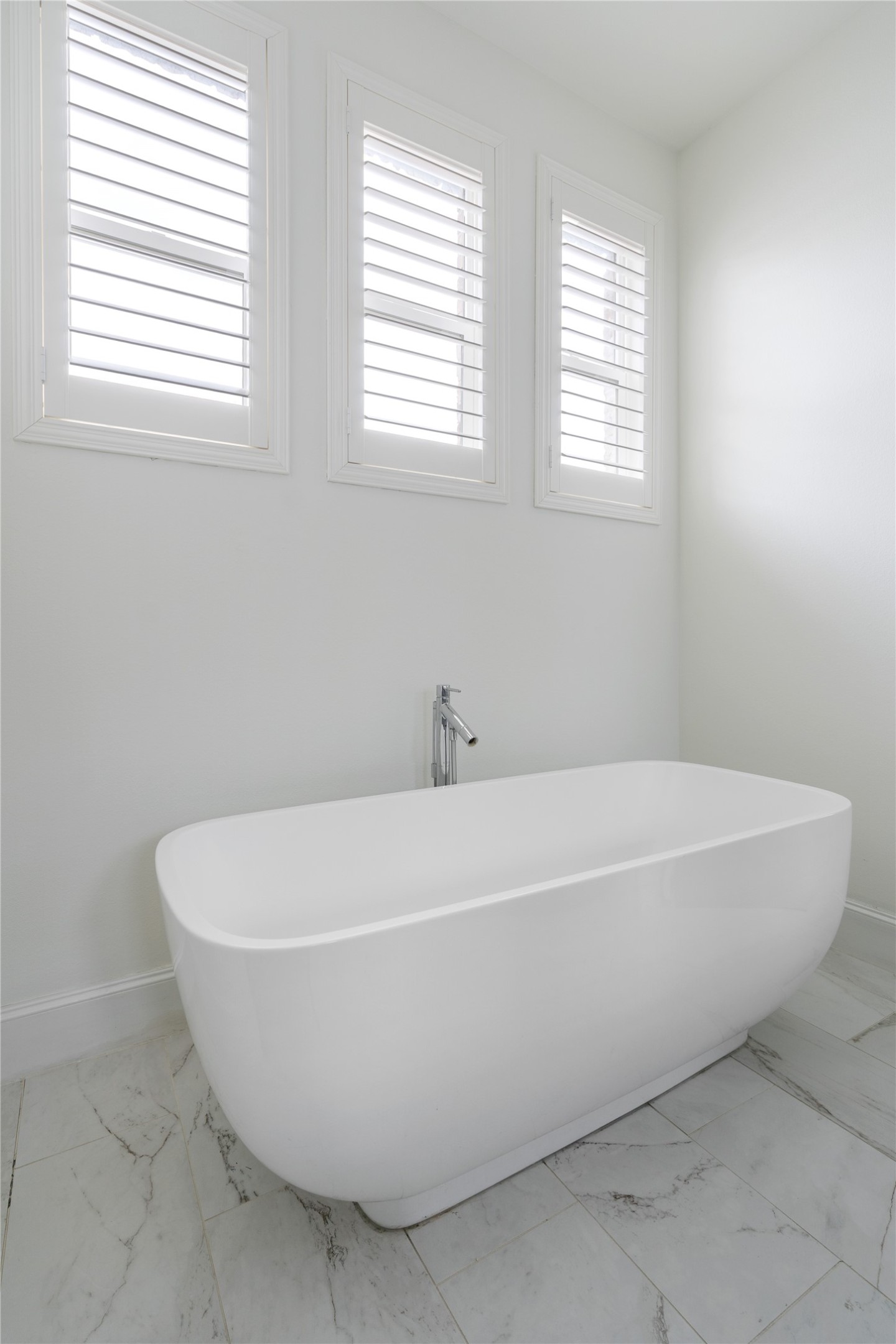 2613 Maxroy Street Houston, TX 77007 - Photo 25 of 42 The oversize soaking tub creates a relaxing focal point, perfect for unwinding at the end of the day.