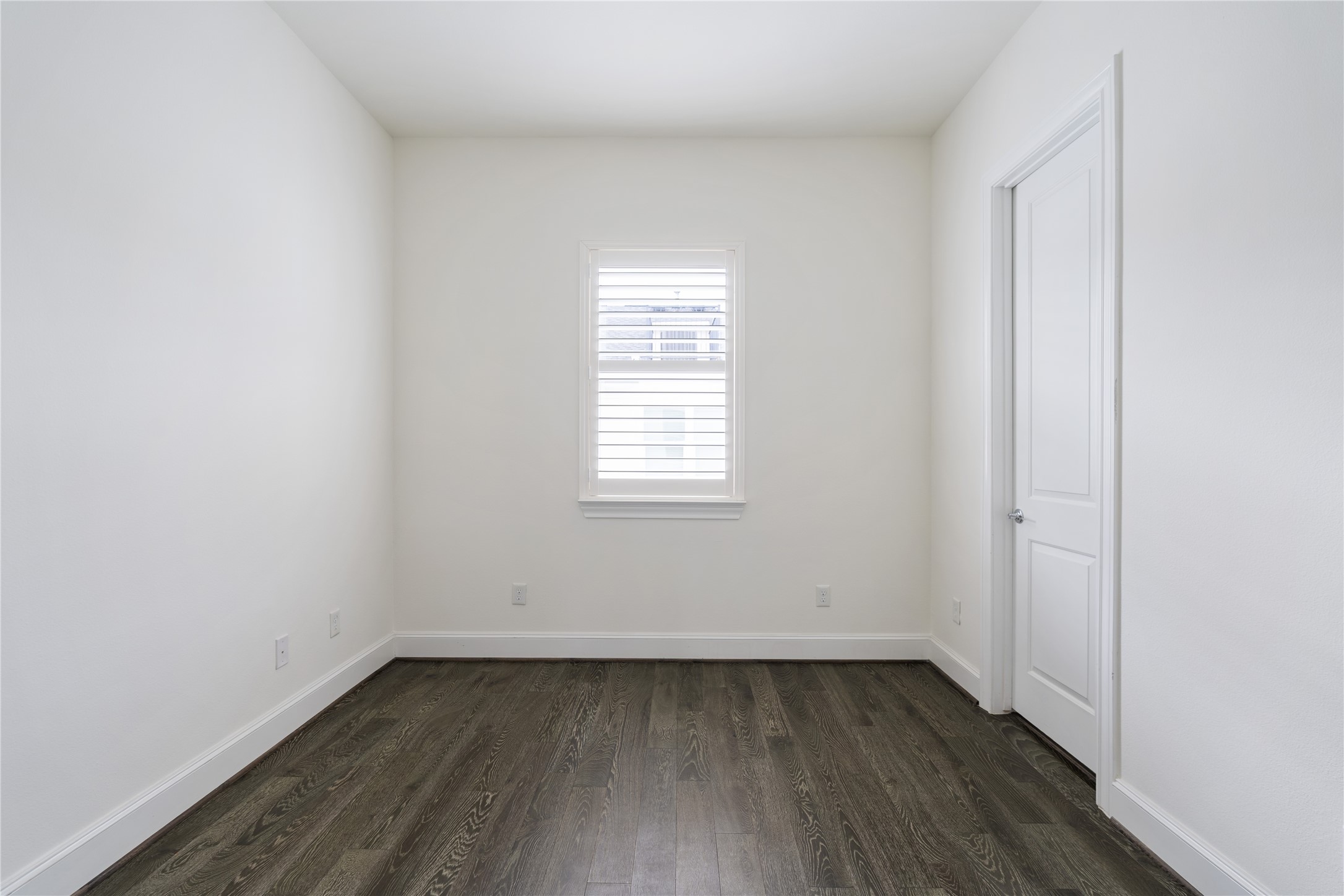 2613 Maxroy Street Houston, TX 77007 - Photo 27 of 42 The third floor bedroom is located down the hall from the primary past the utility area & features large windows & hardwood floors as well as a large closet.