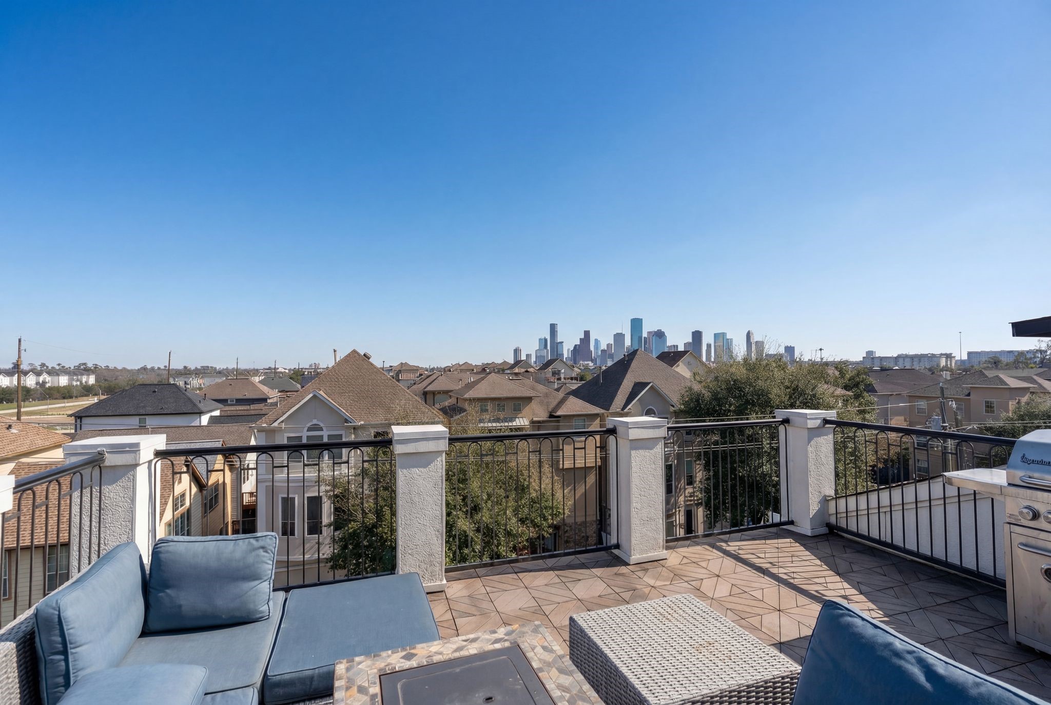 2613 Maxroy Street Houston, TX 77007 - Photo 30 of 42 Unobstructed skyline views from the large rooftop patio.