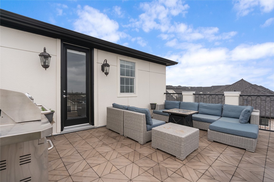 2613 Maxroy Street Houston, TX 77007 - Photo 31 of 42 Equipped with both gas and water connections, the rooftop terrace is ready for an outdoor kitchen, grill setup, or custom entertaining space.