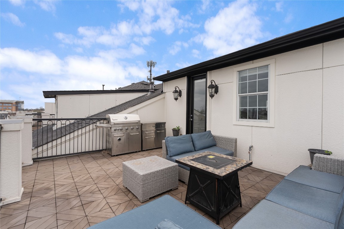 2613 Maxroy Street Houston, TX 77007 - Photo 32 of 42 The private rooftop terrace captures unobstructed views of the Downtown skyline, creating a stunning backdrop for outdoor entertaining.