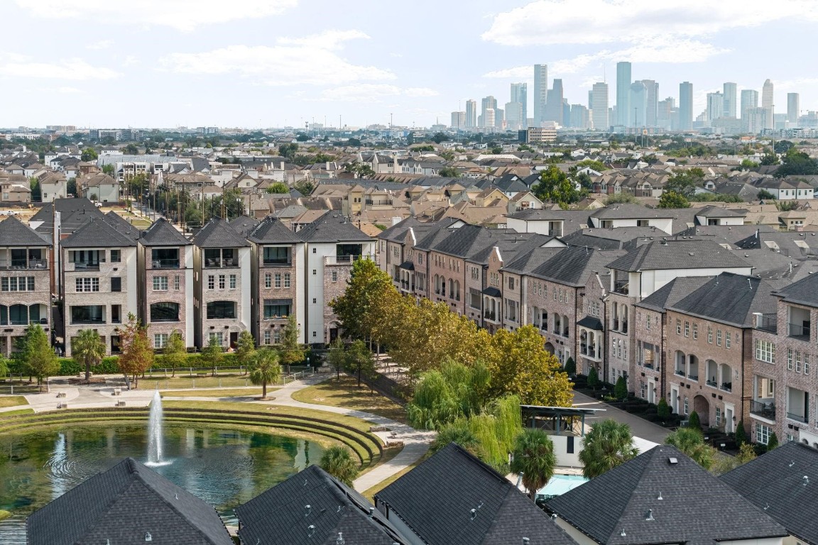 2613 Maxroy Street Houston, TX 77007 - Photo 39 of 42 Perfectly positioned near a variety of restaurants, shopping, and everyday conveniences, with quick routes to Houston’s key districts and attractions.