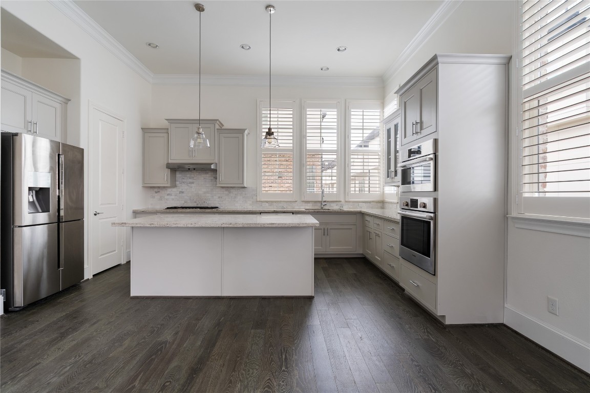 2613 Maxroy Street Houston, TX 77007 - Photo 6 of 42 The upscale appliances in the chef's kitchen include Bosch stainless 36” gas cooktop, vent hood, oven, microwave, fully integrated dishwasher, & under-mount sink with Insinkerator disposal.