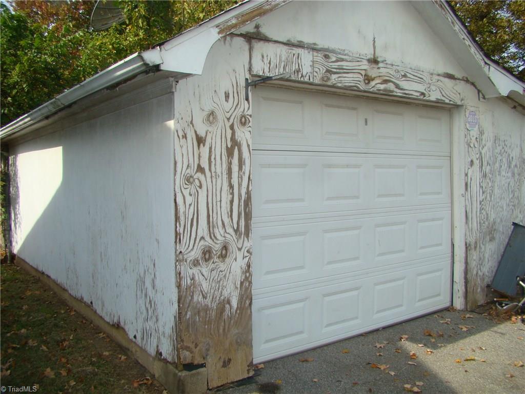2904-2906 West English Road High Point, NC 27262 - Photo 14 of 17 Detached garage