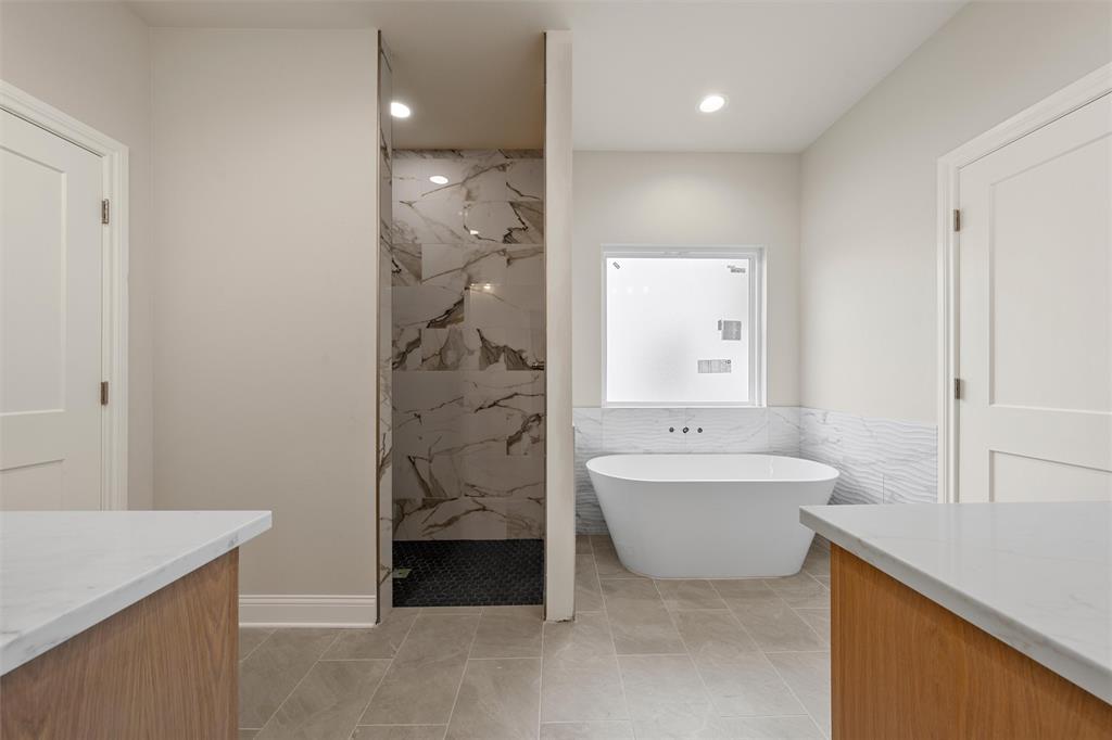 5200 Bogey Lane Waco, TX 76708 - Photo 26 of 37 a bathroom with a bathtub sink and mirror