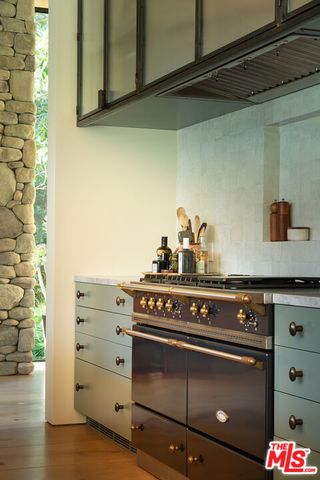 $21,900,000 | 1480 Capri Drive, Pacific Palisades, CA 90272