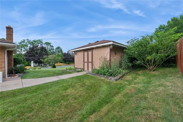 a view of a house with backyard and garden