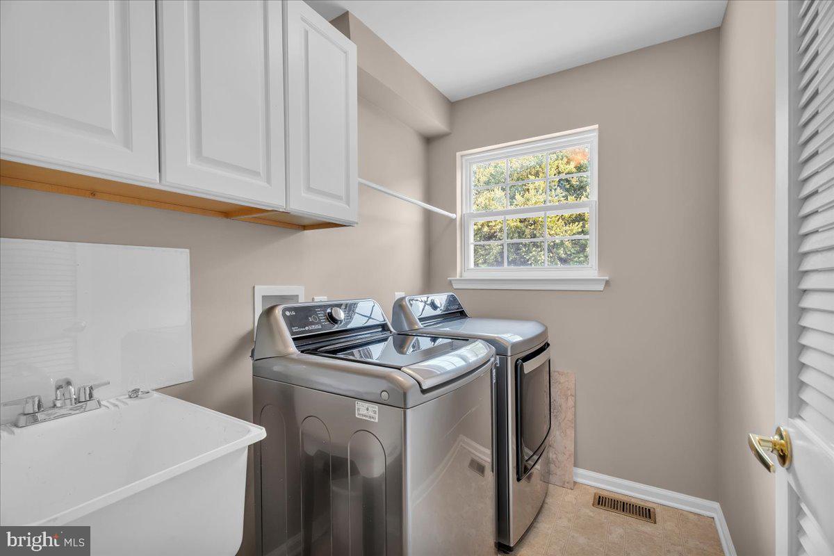 68 Hillside Lane Mount Laurel, NJ 08054 - Photo 32 of 36 a utility room with sink dryer and washer
