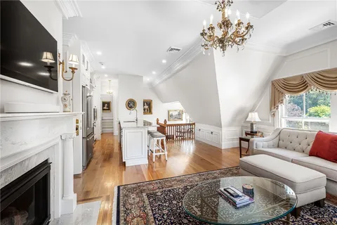 $4,500 | 541 Bellevue Avenue, Unit 5, Newport, RI 02840