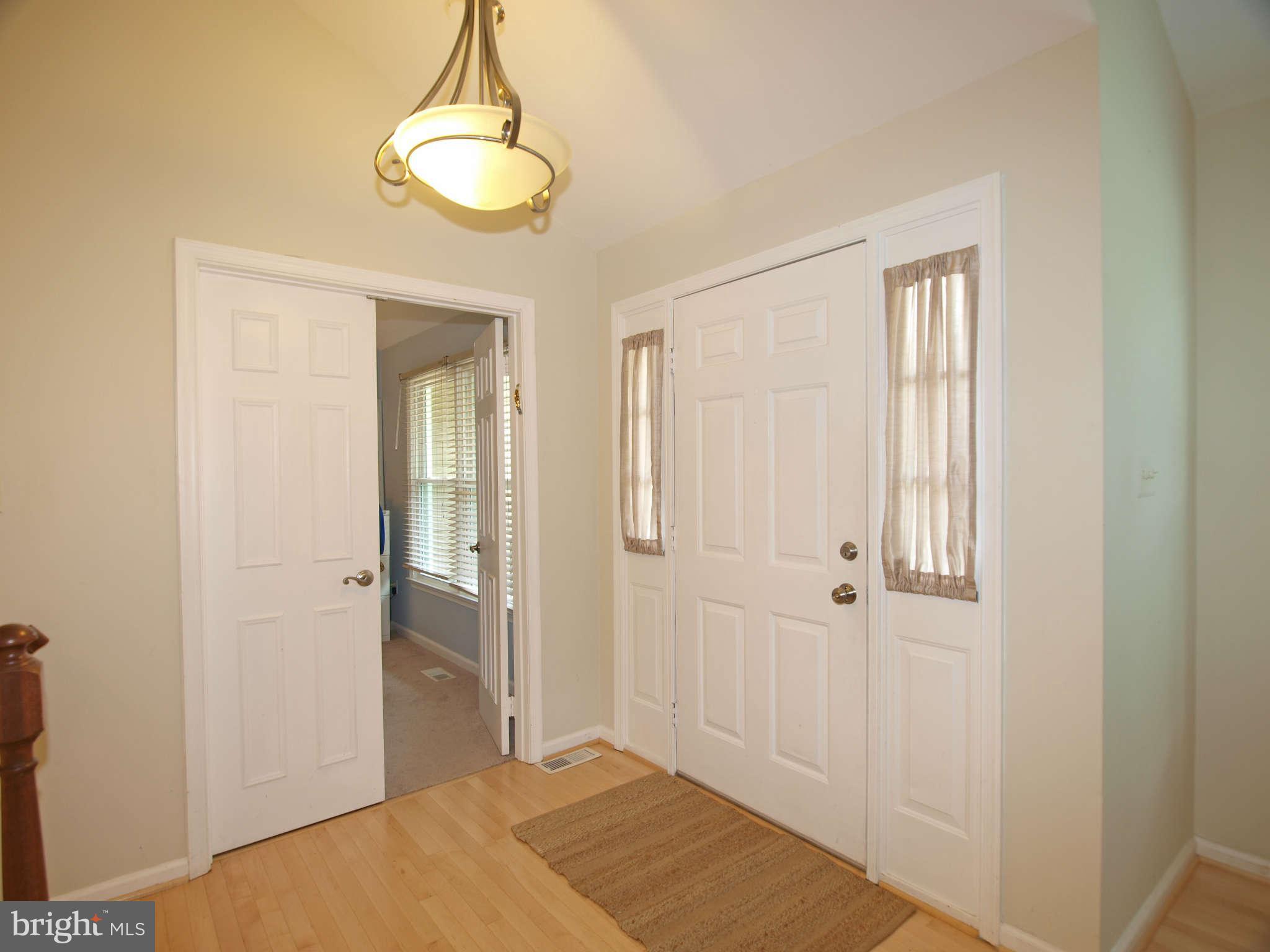 516 Cosgrave Way Silver Spring, MD 20902 - Photo 4 of 27 Foyer