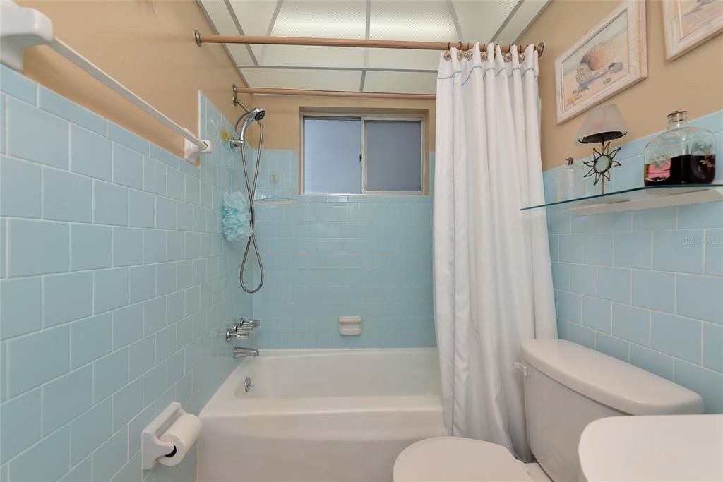 5912 Palm Lane, Unit C36 Bradenton, FL 34207 - Photo 18 of 34 a bathroom with a toilet and a bathtub