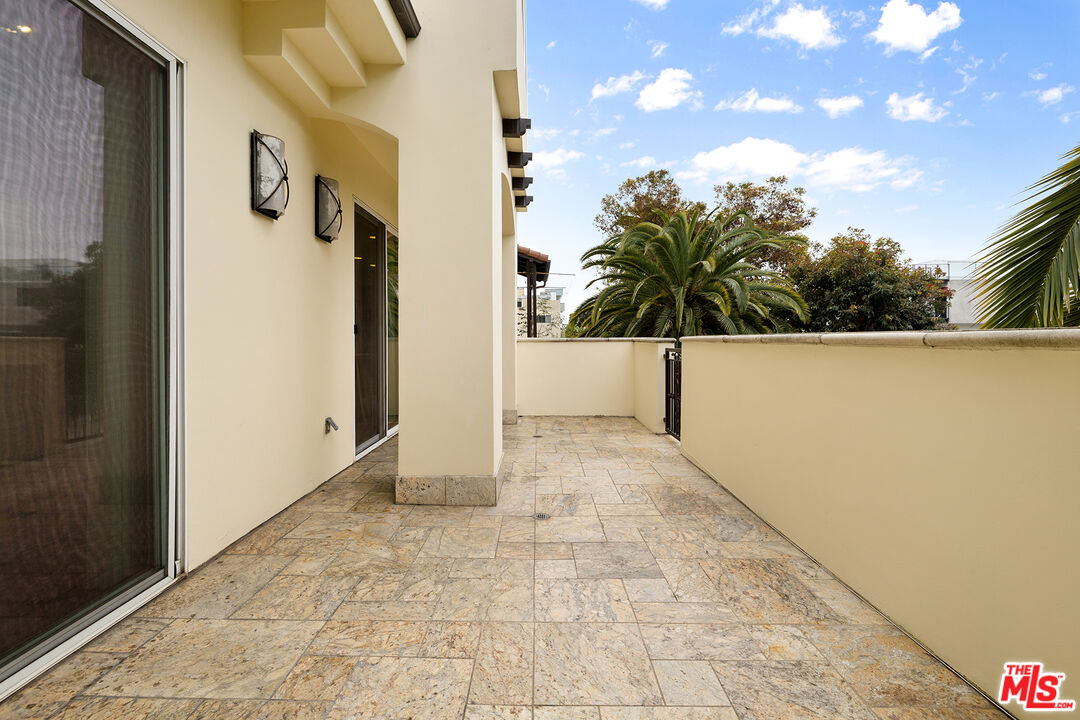 632 North Kings Road, Unit 201 West Hollywood, CA 90048 - Photo 11 of 14 a view of a outdoor space