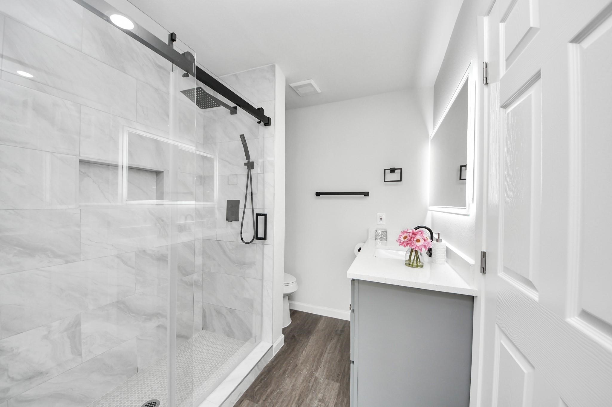 6511 Mohawk Street Houston, TX 77016 - Photo 17 of 32 Primary Bathroom