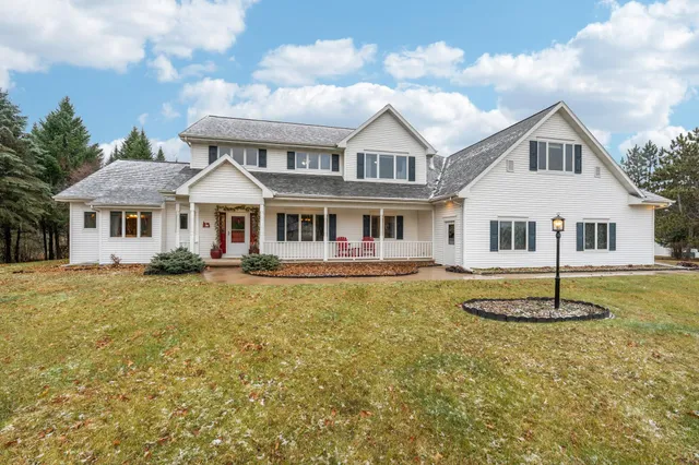 $900,000 | E5975 Sunset Court, Weyauwega, WI 54983