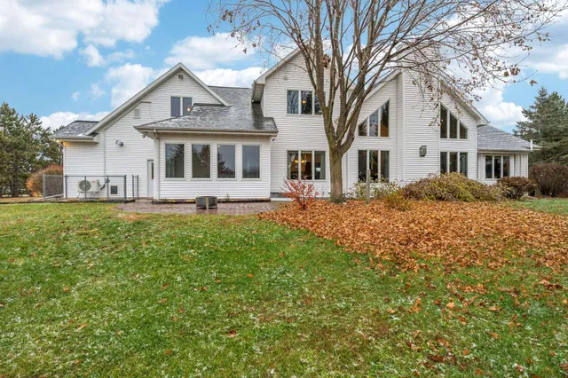 $900,000 | E5975 Sunset Court, Weyauwega, WI 54983