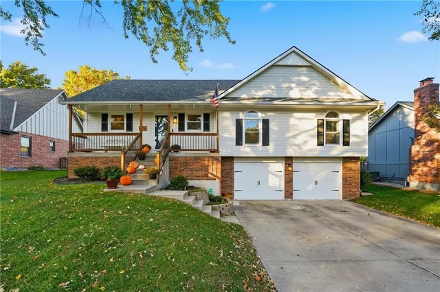 $329,950 | 1716 Northeast Misty Lane, Lee's Summit, MO 64086