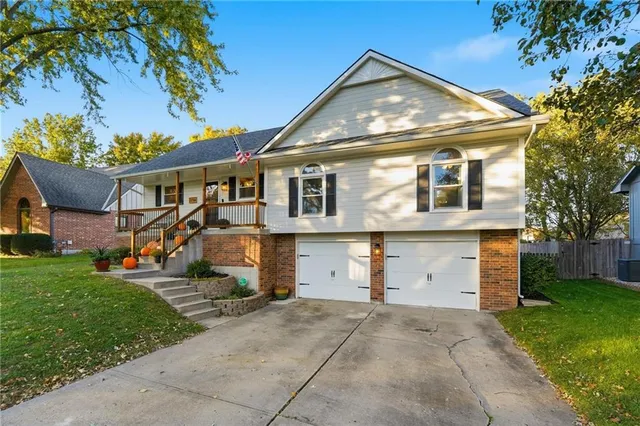 $329,950 | 1716 Northeast Misty Lane, Lee's Summit, MO 64086