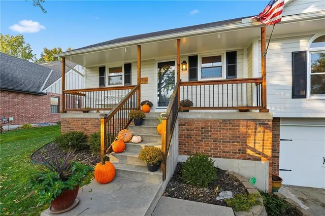 $329,950 | 1716 Northeast Misty Lane, Lee's Summit, MO 64086