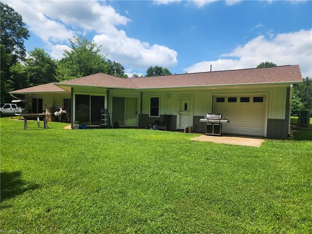 $1,400 | 59 Pear Tree Lane, Ararat, VA 24053