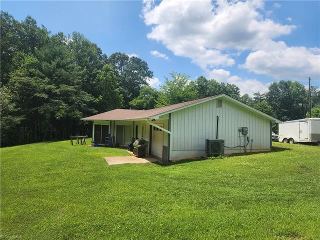 $1,400 | 59 Pear Tree Lane, Ararat, VA 24053