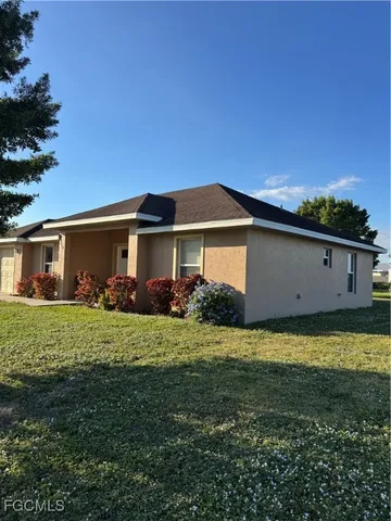 a view of a house with a yard