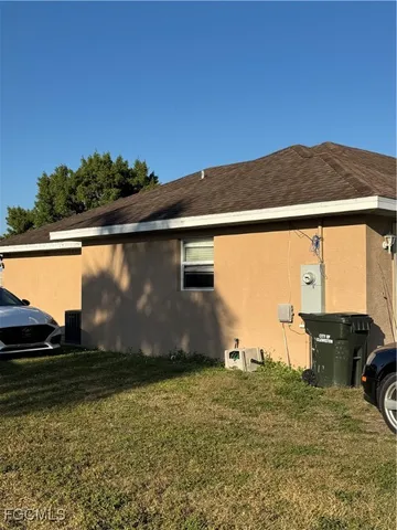 a view of a back yard