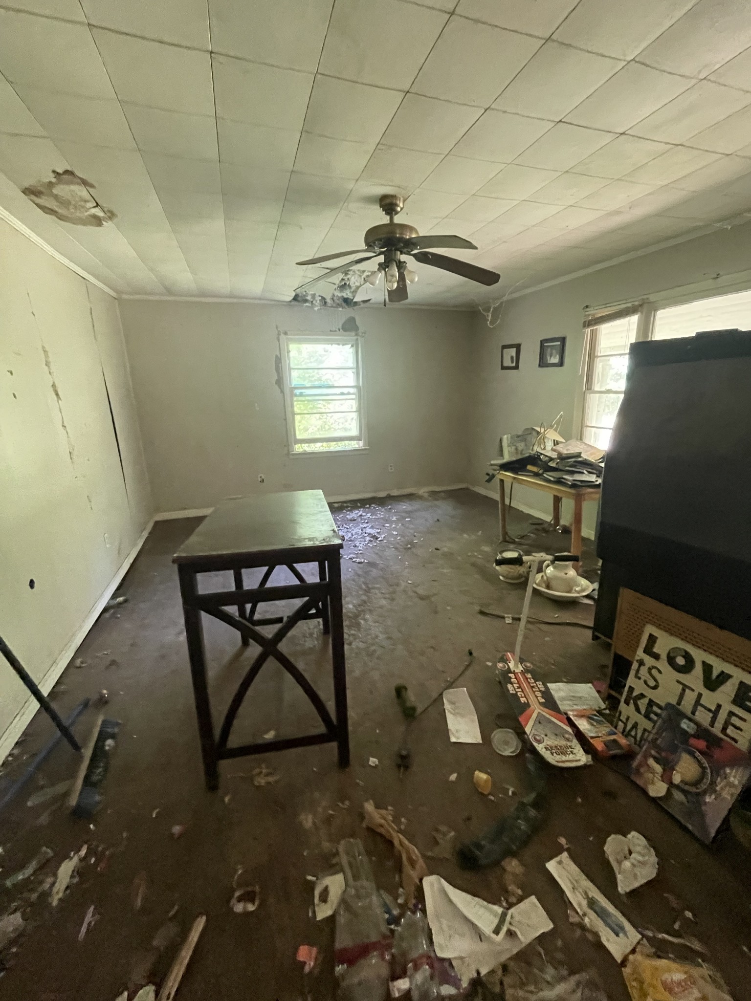 75 Hughes Hollow Road Lawrenceburg, TN 38464 - Photo 3 of 4 an empty room with a table and chairs