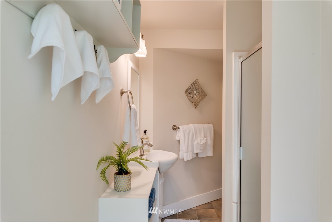 16578 South Lakeshore Road Chelan, WA 98816 - Photo 16 of 40 Gallery Image 16