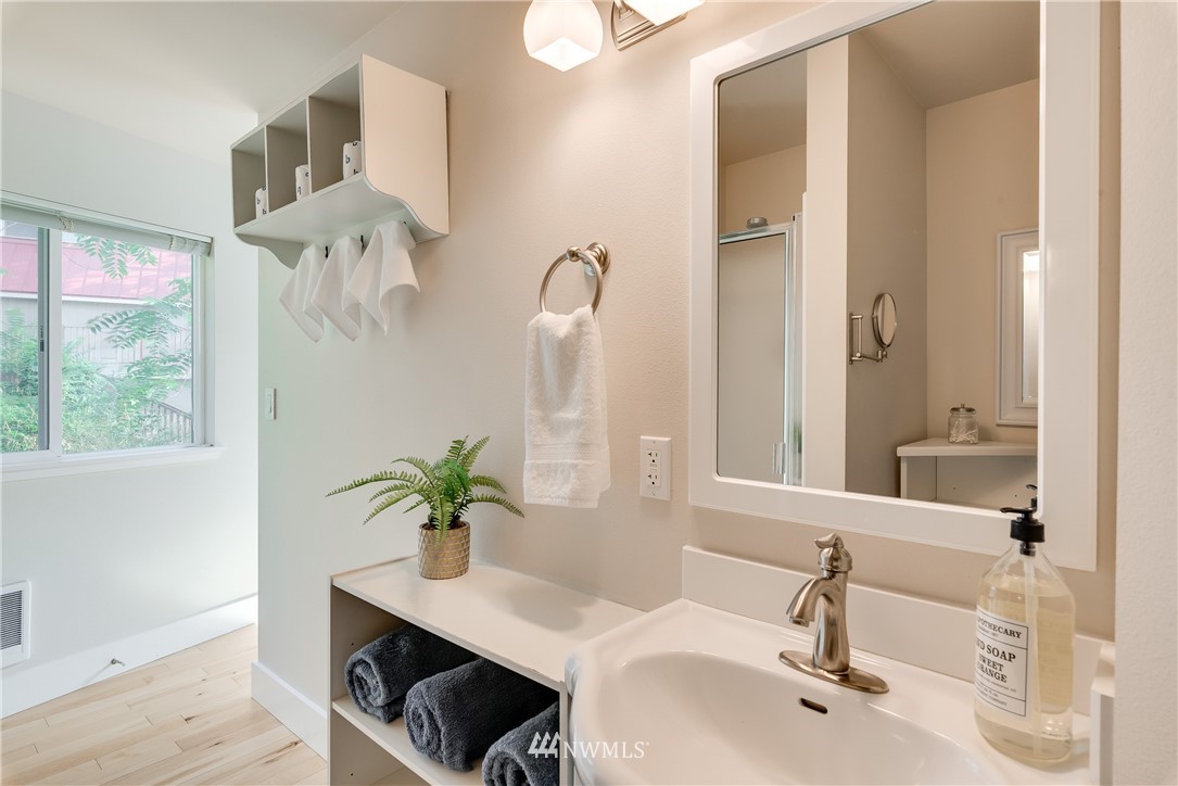 16578 South Lakeshore Road Chelan, WA 98816 - Photo 17 of 40 Gallery Image 17