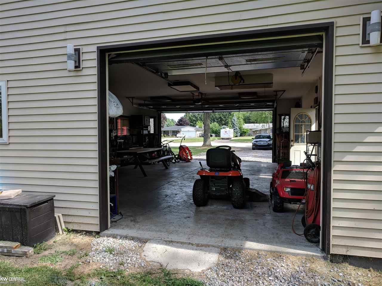 2210 East 13 Mile Road Warren, MI 48092 - Photo 15 of 43 31351812-14.JPG