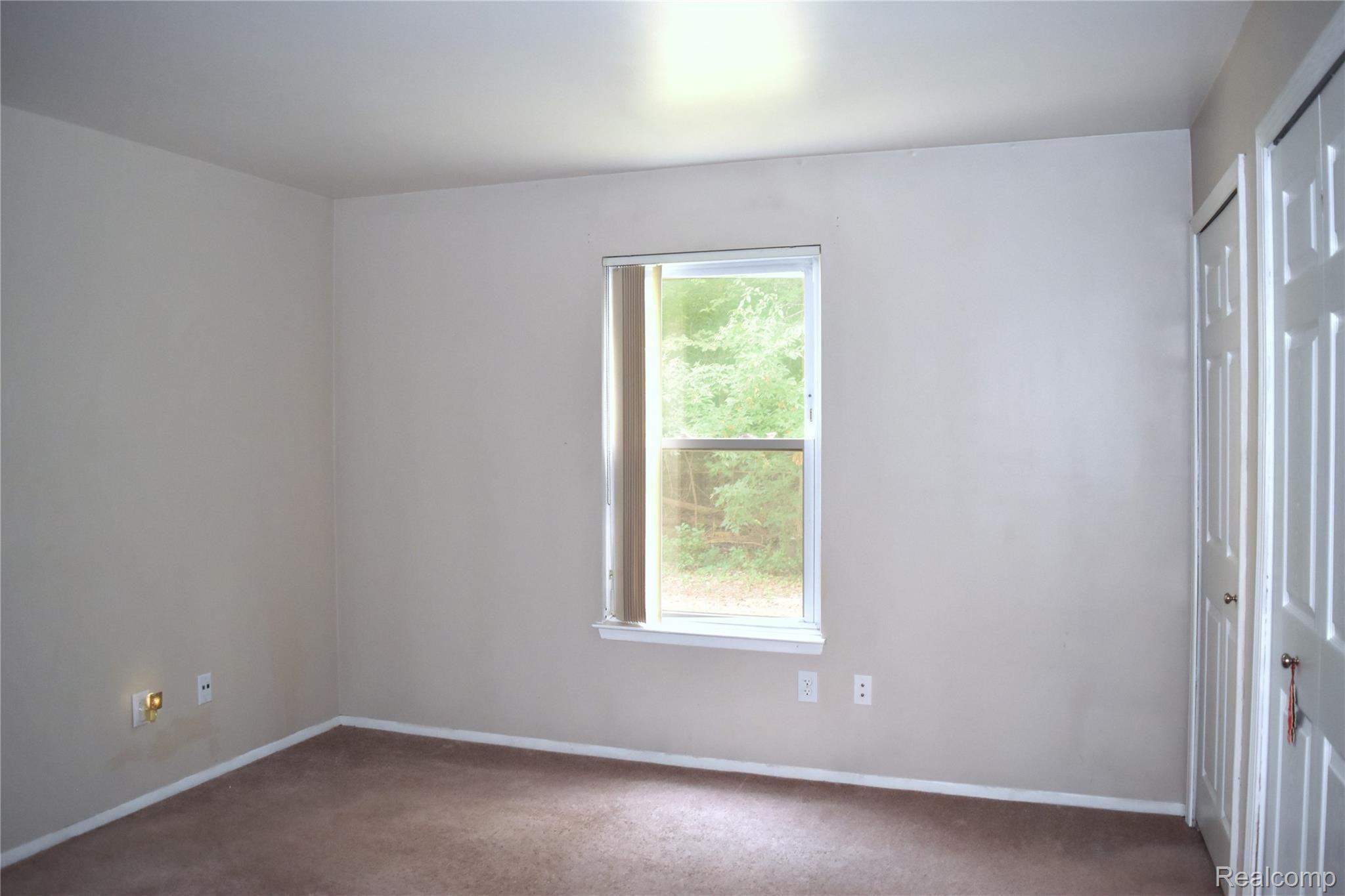 1514 Porter Circle Rochester, MI 48307 - Photo 9 of 18 Room1.jpg