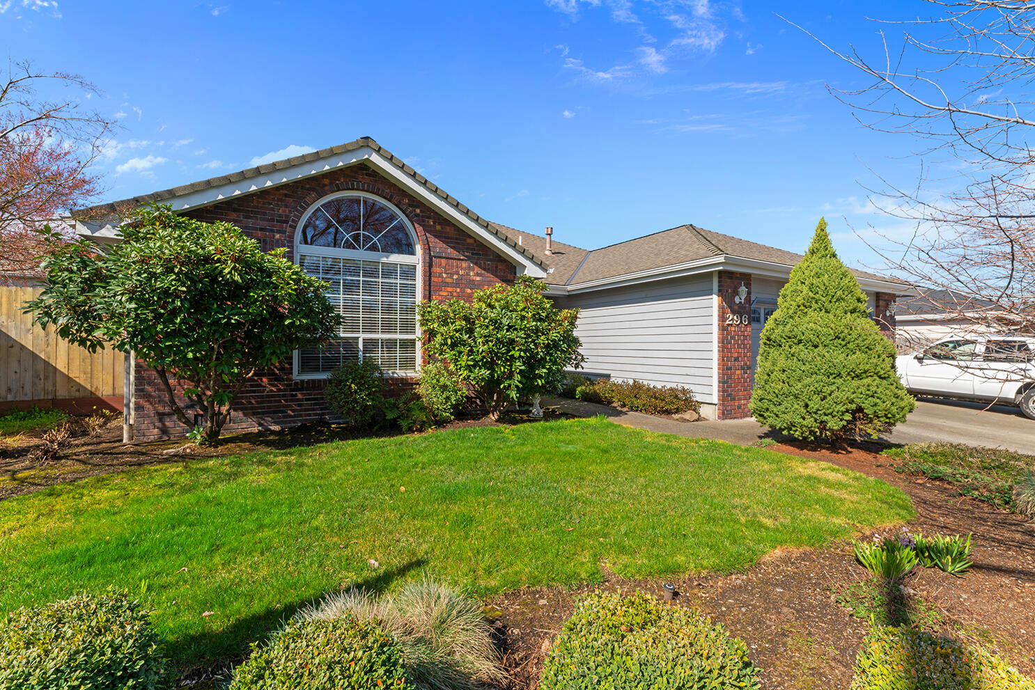 296 Brandon Street Central Point, OR 97502 - Photo 2 of 30 DSC_7683