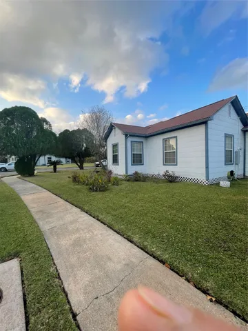 a view of a house with a yard