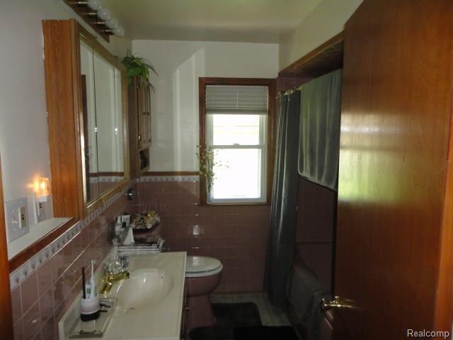 18450 Stephens Road Eastpointe, MI 48021 - Photo 4 of 18 DSC03699.jpg