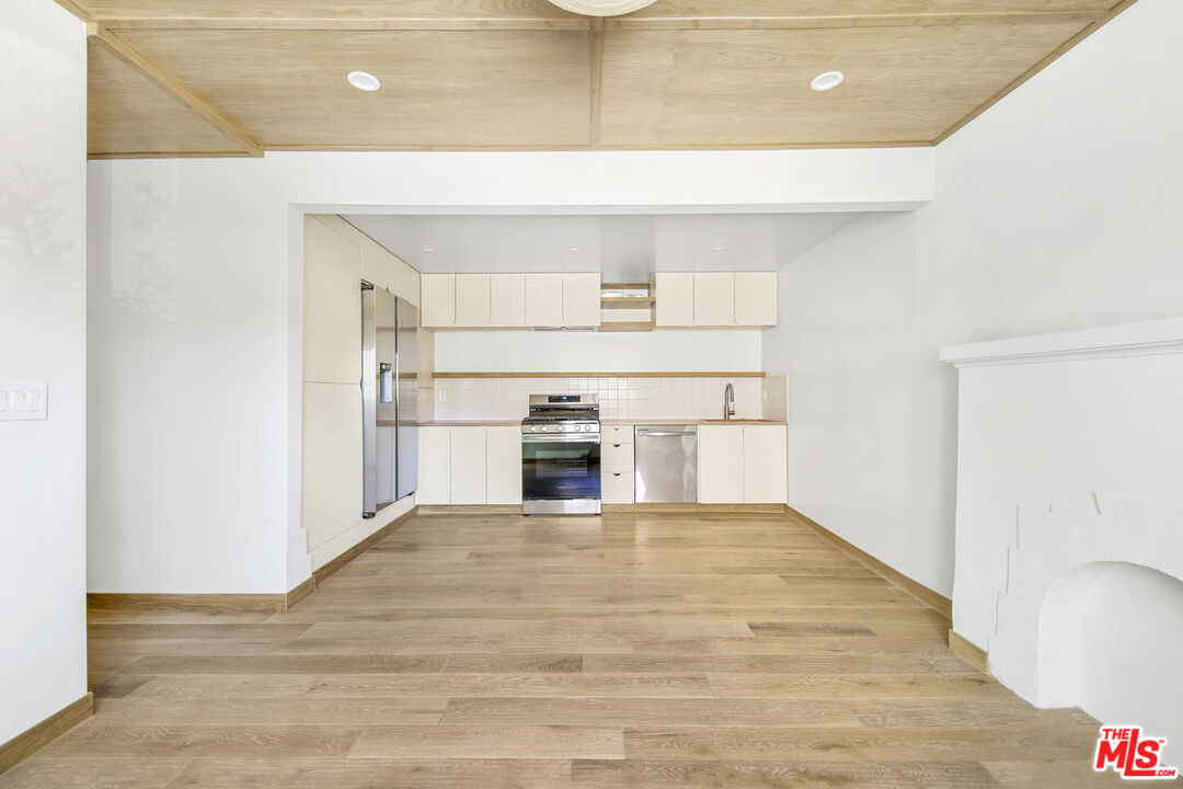 3361 Hamilton Way Los Angeles, CA 90026 - Photo 14 of 25 a view of a kitchen with microwave and cabinets