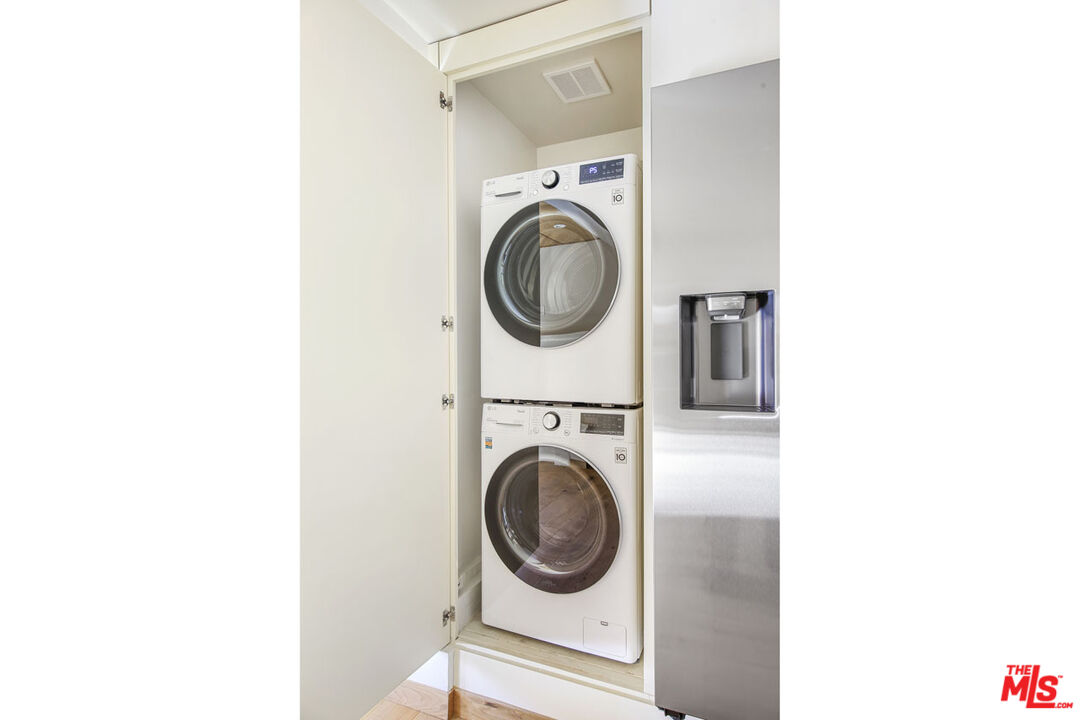 3361 Hamilton Way Los Angeles, CA 90026 - Photo 17 of 25 a utility room with dryer and washer