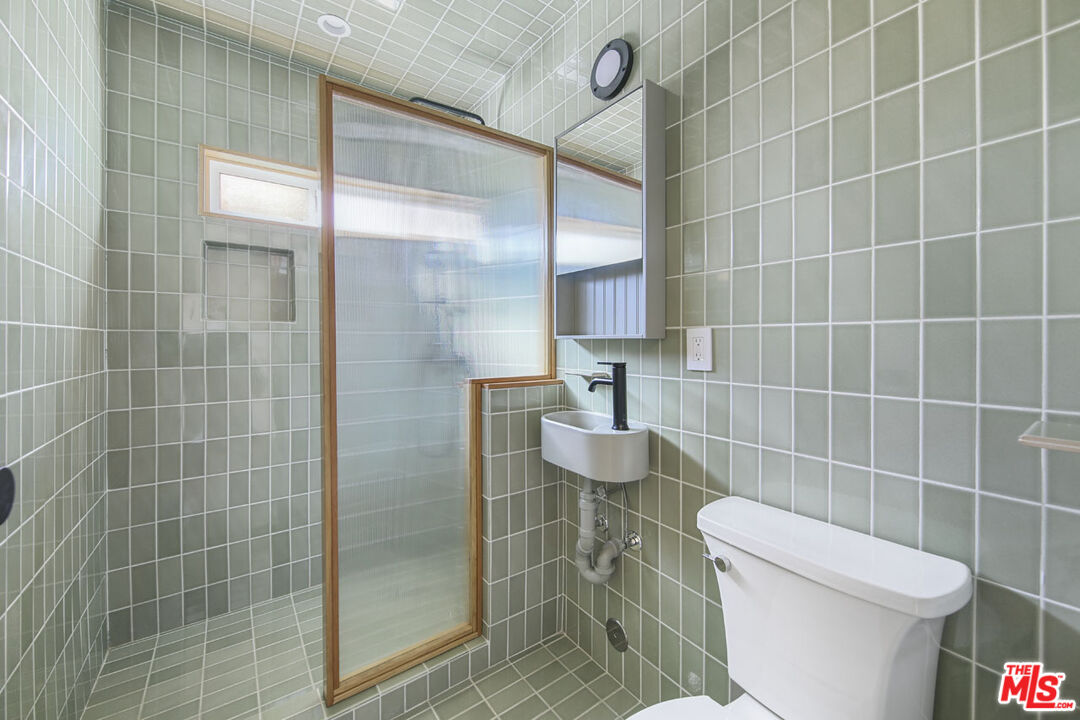3361 Hamilton Way Los Angeles, CA 90026 - Photo 19 of 25 a bathroom with a toilet and a shower