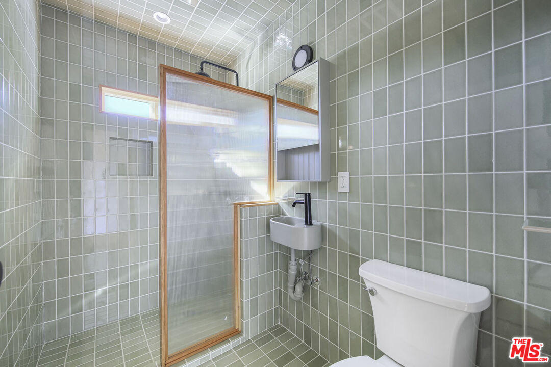 3361 Hamilton Way Los Angeles, CA 90026 - Photo 20 of 25 a bathroom with a toilet and a shower