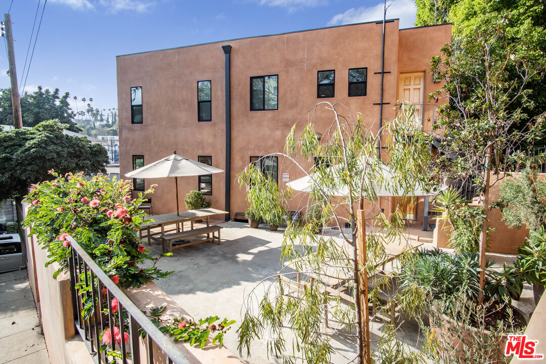 3361 Hamilton Way Los Angeles, CA 90026 - Photo 3 of 25 a backyard of a house with lots of green space