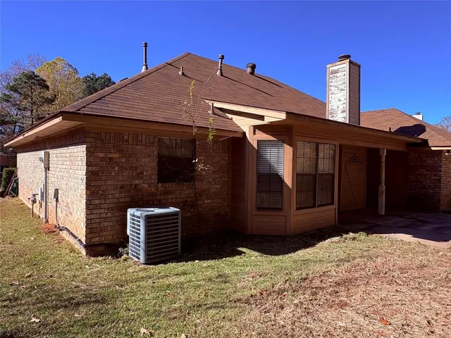 a view of house with yard