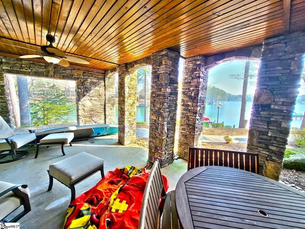 $995,000 | 323 Blue Water Way, West Union, SC 29696