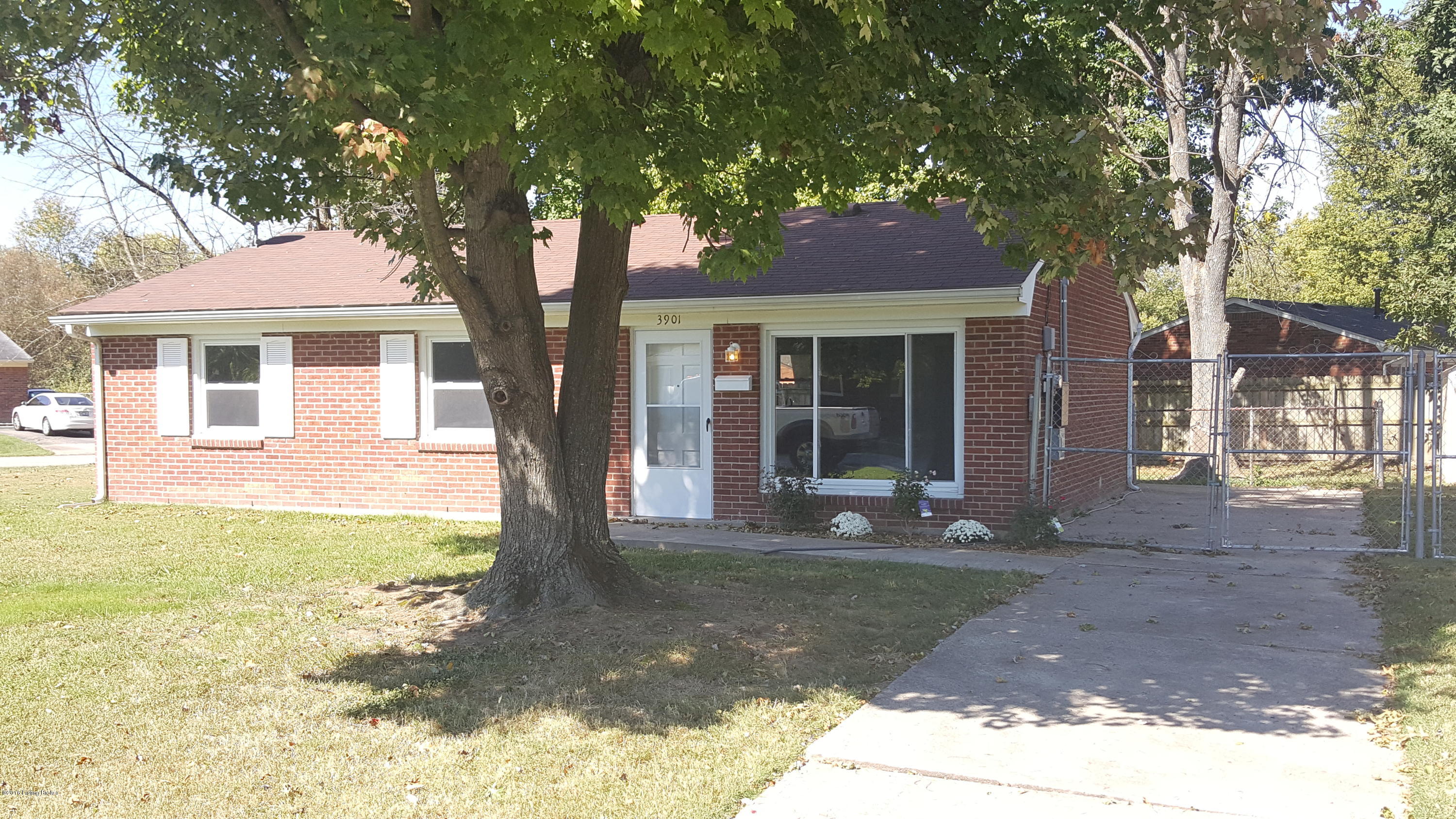 3901 Bonavant Road Louisville, KY 40219 - Photo 1 of 19 Front View