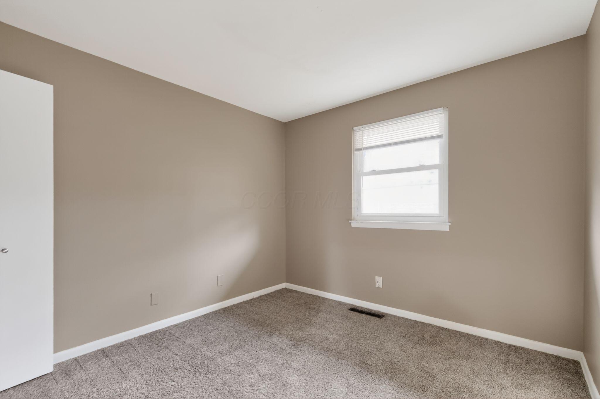 212 East Alcott Road Columbus, OH 43207 - Photo 6 of 31 11_212_E_Alcott_Rd_Columbus_OH_43207-Liv