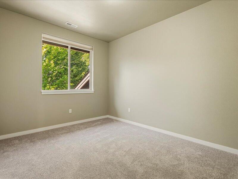1378 Highland View Loop Redmond, OR 97756 - Photo 53 of 98 53-Bedroom