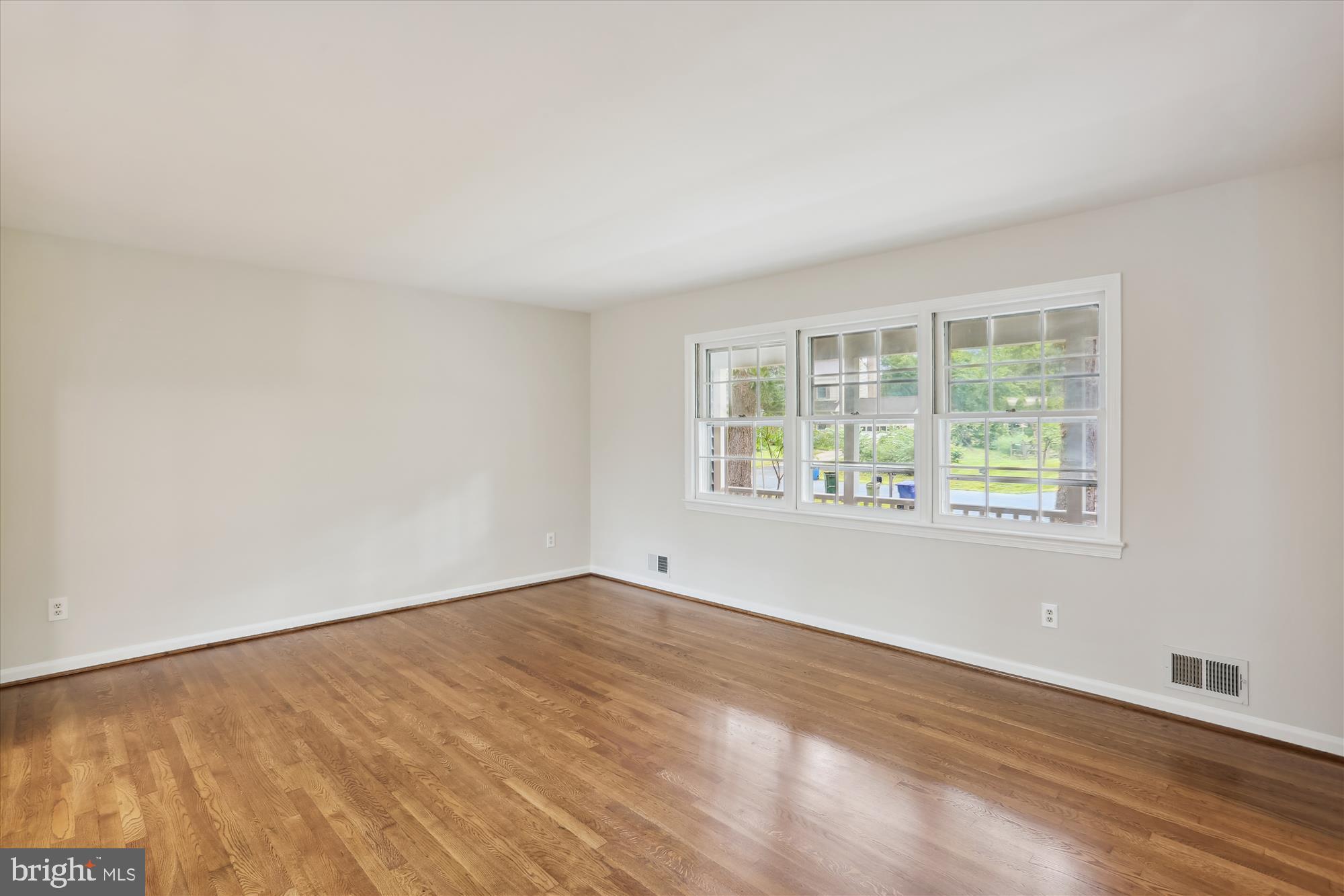 7220 Righters Mill Road Derwood, MD 20855 - Photo 12 of 57 Living room