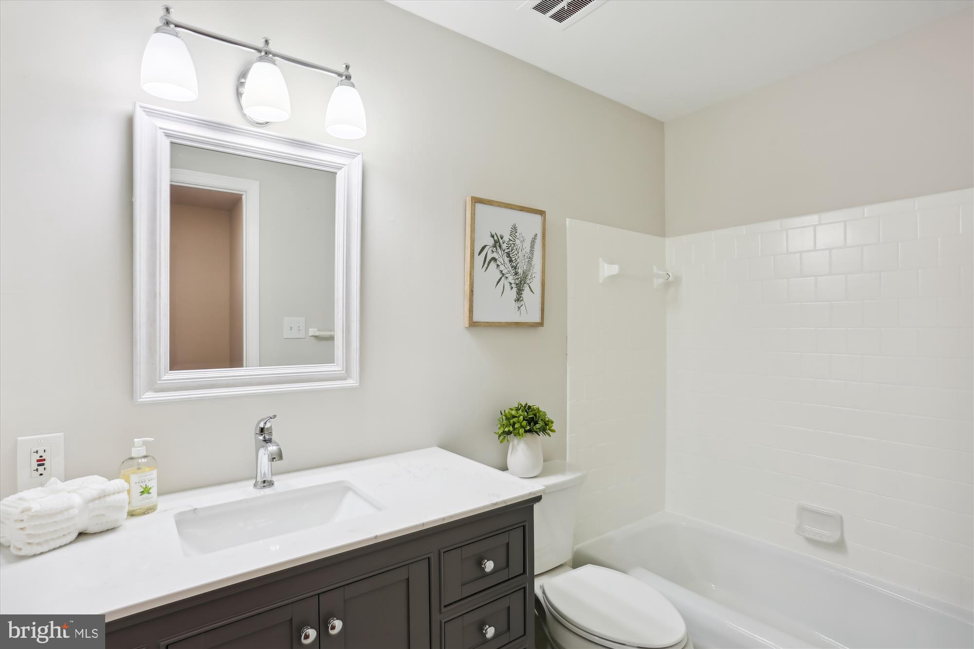7220 Righters Mill Road Derwood, MD 20855 - Photo 31 of 57 Upstairs hall bath