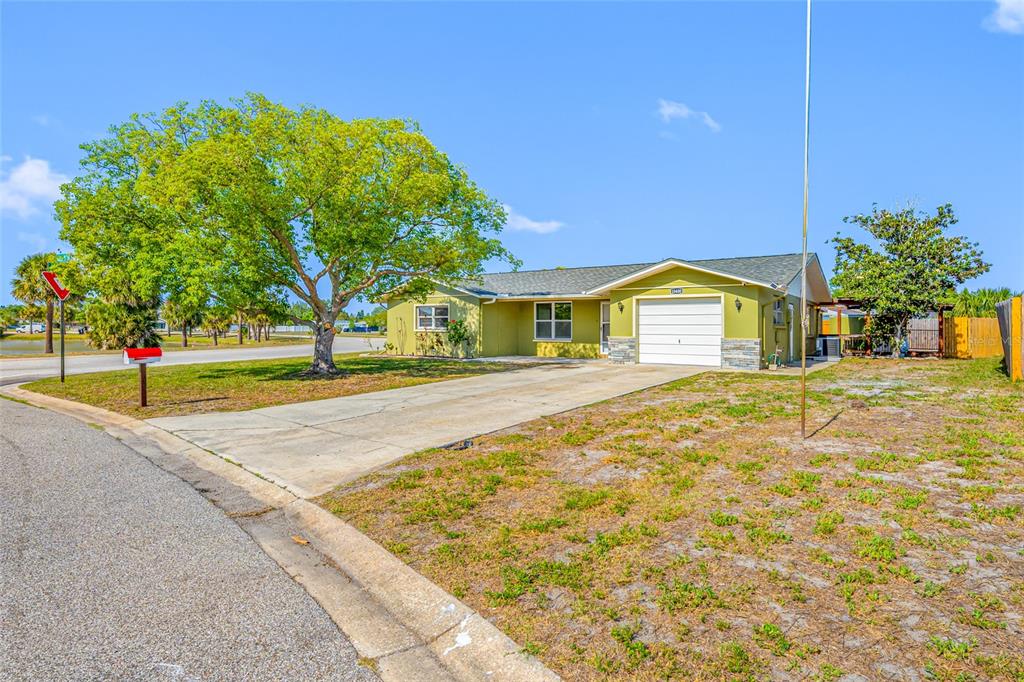 10400 Alice M Court Port Richey, FL 34668 - Photo 5 of 54