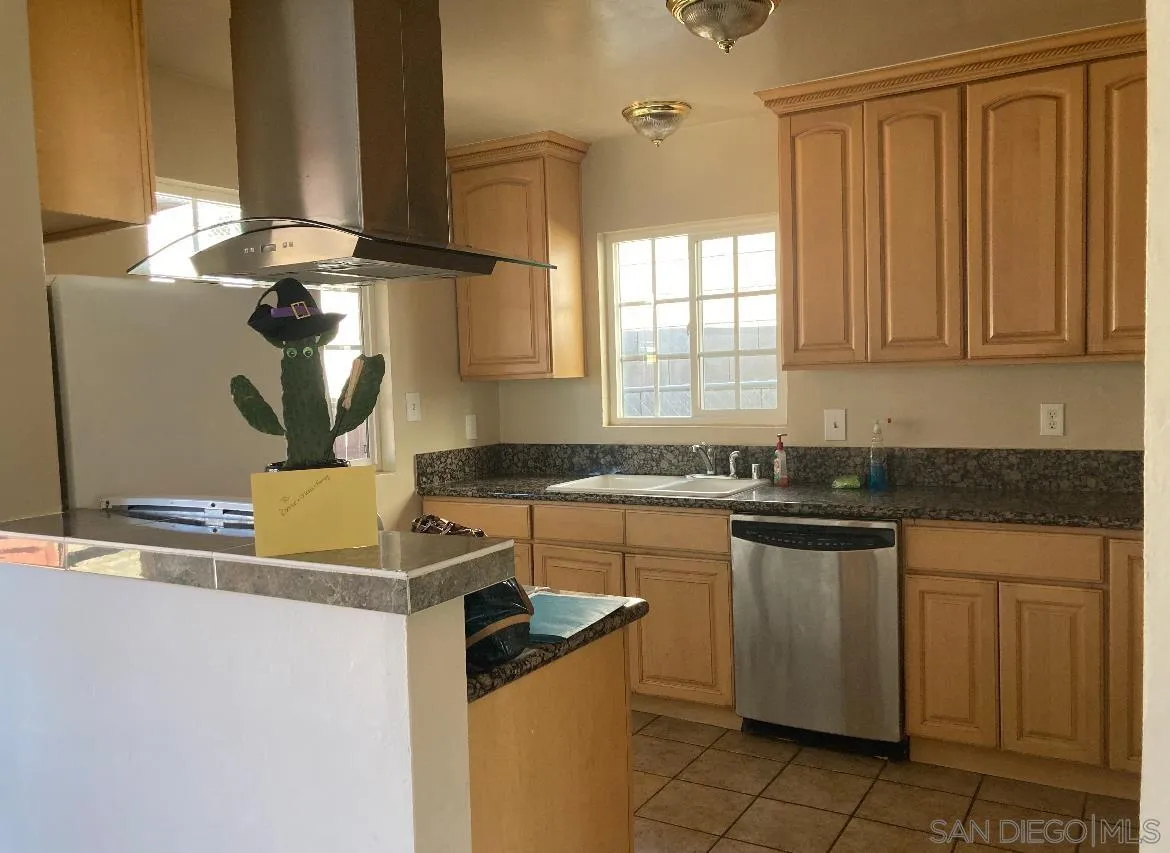834 Maria Avenue Spring Valley, CA 91977 - Photo 3 of 15